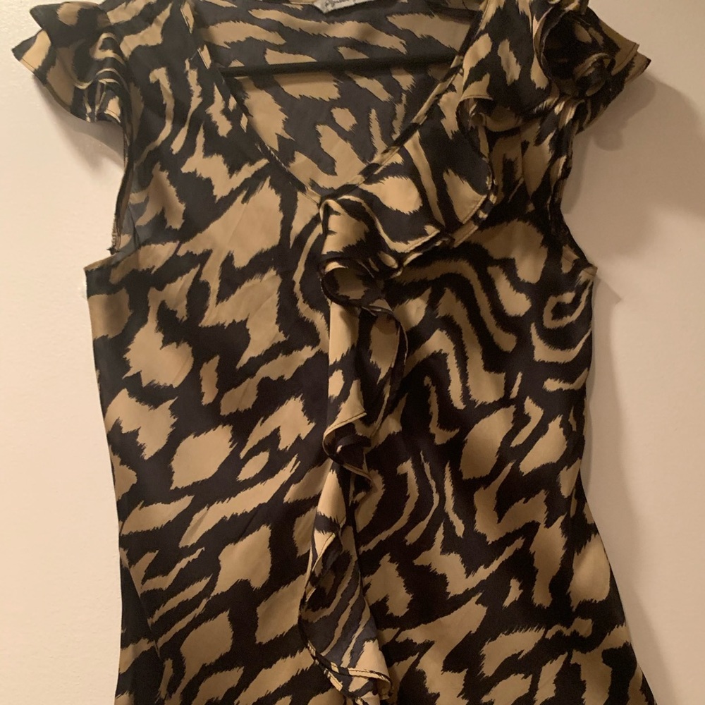 Signature by Larry Levine sleeveless animal 🦒 leopard print top blouse ruffles